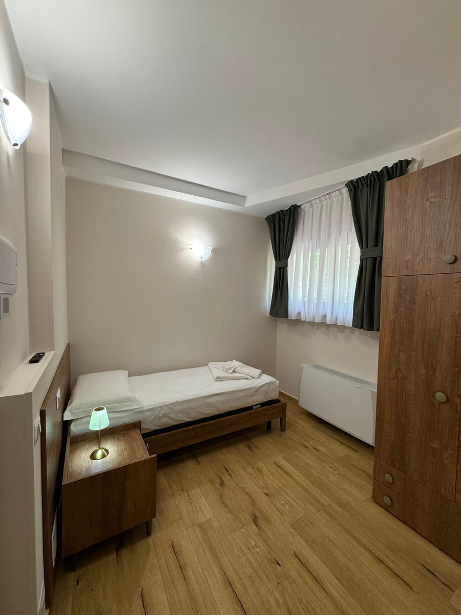 Camera singola con letto e finestra